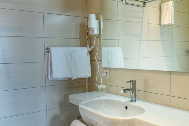 Room 4 of 40