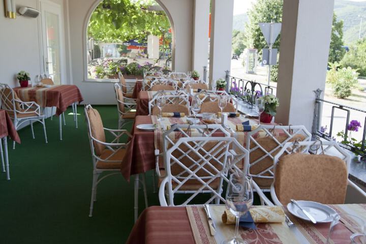 Dining 54 of 68