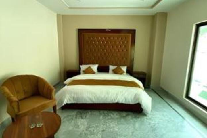 Room 4 of 6