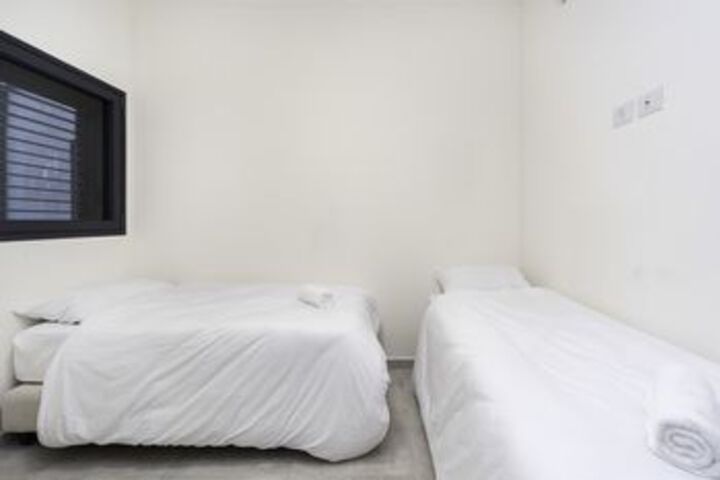 Room 9 of 18