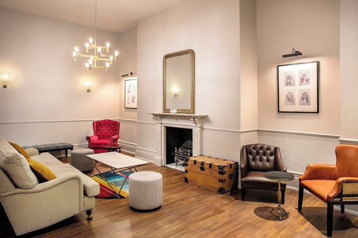Lounge 40 of 66
