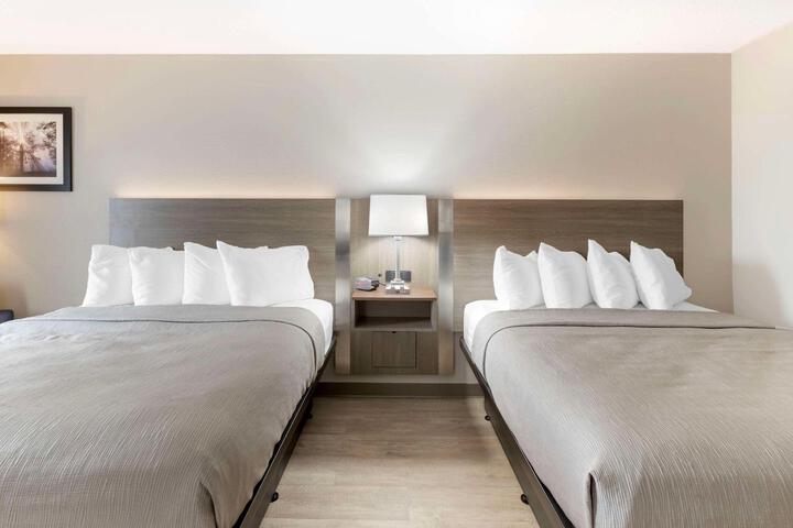 2 Queen Beds (4 of 6)