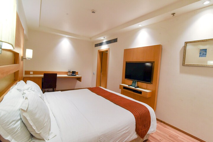 Room 11 of 38