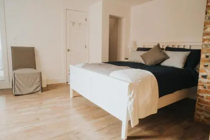 Room 2 of 8