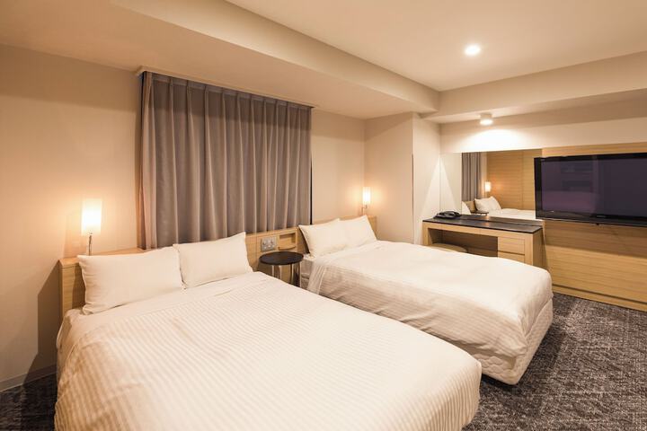 Room 9 of 32