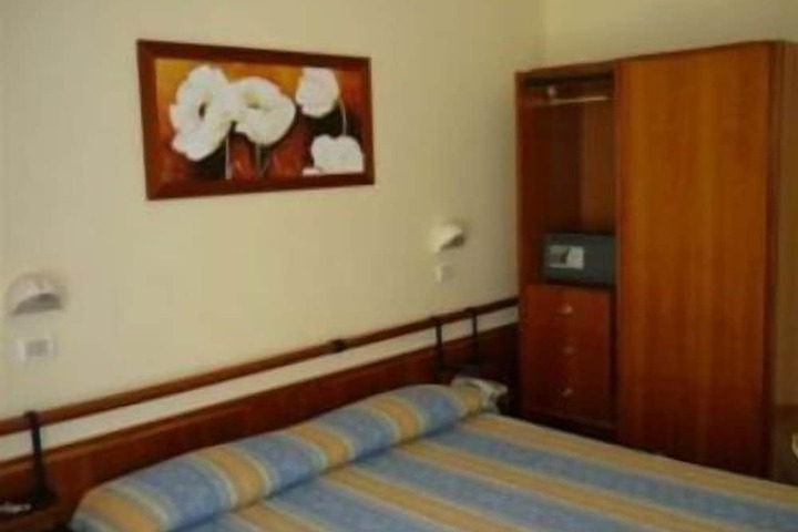 Room 13 of 34