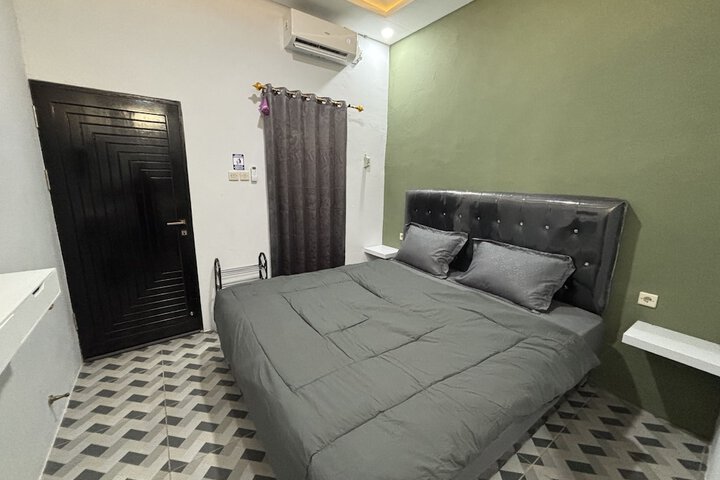 Exterior of Hotel O Wisma 11 Oktober