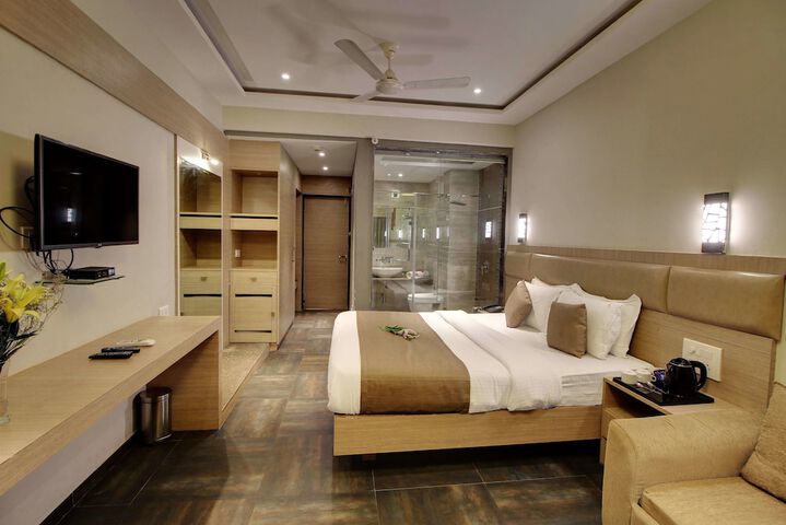 Room 15 of 38