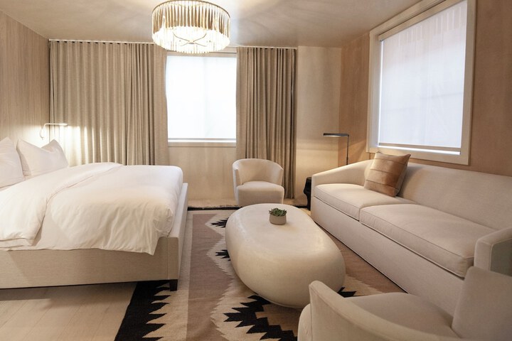 Room 32 of 65
