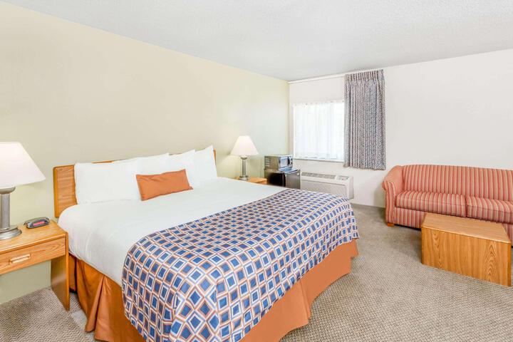 1 King Bed (4 of 10)