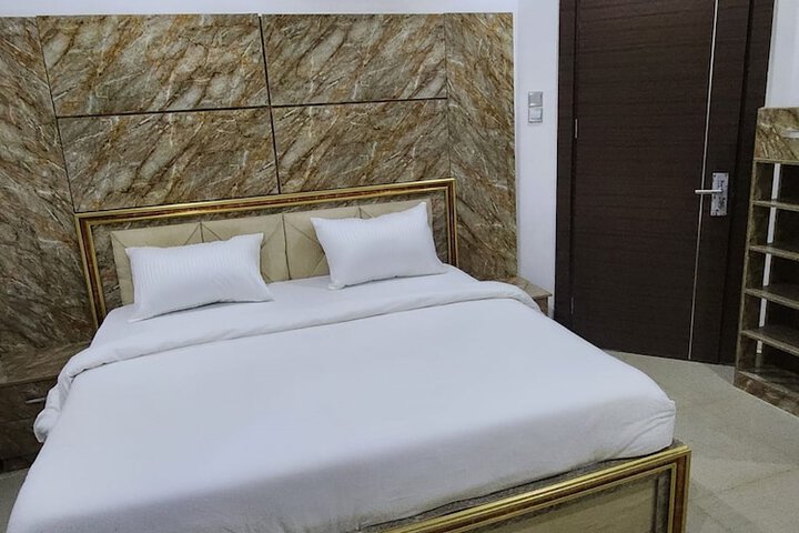 Room 7 of 24