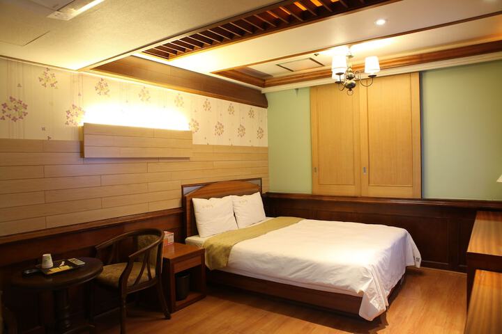 Room 9 of 35
