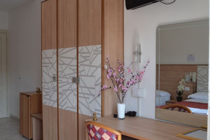 Room 8 of 33