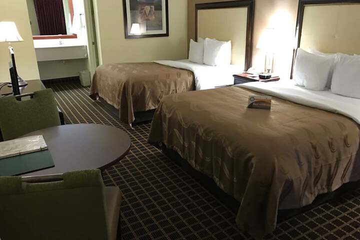 2 Queen Beds (6 of 9)