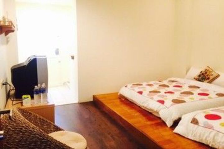 Room 4 of 9