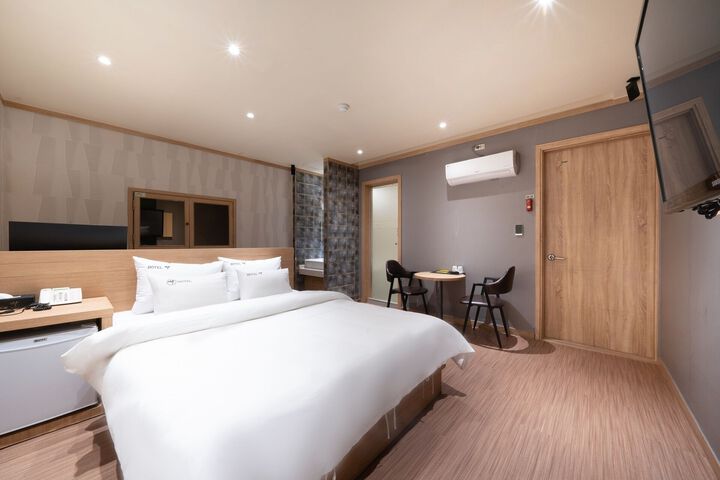 Room 32 of 121