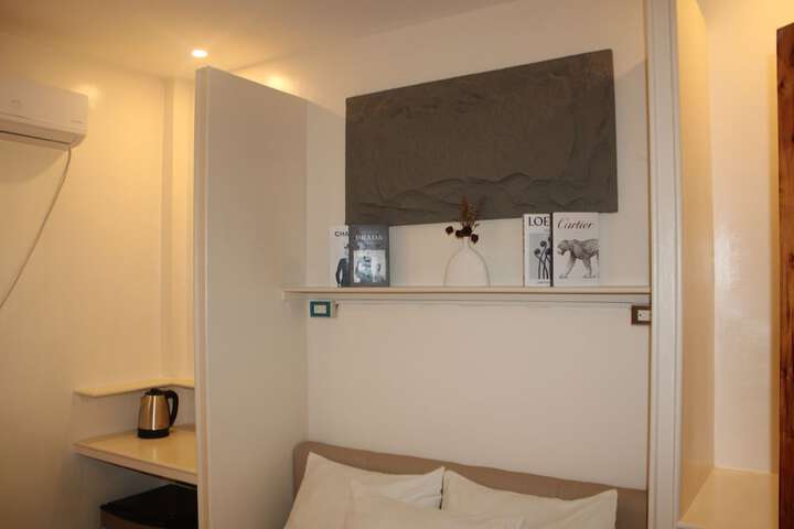Room 4 of 83