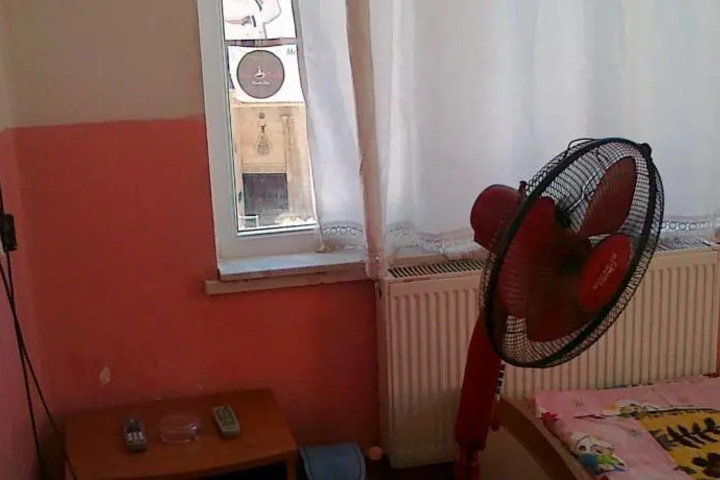 Room 6 of 10