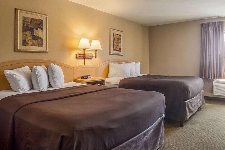 1 Queen Bed (11 of 14)