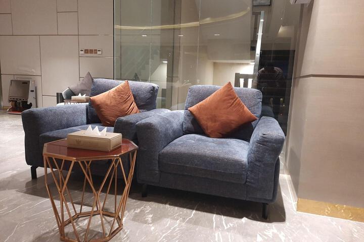 Lounge 33 of 48