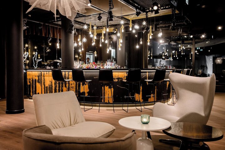 Lounge 26 of 28