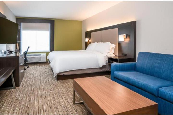 1 King Bed (5 of 7)