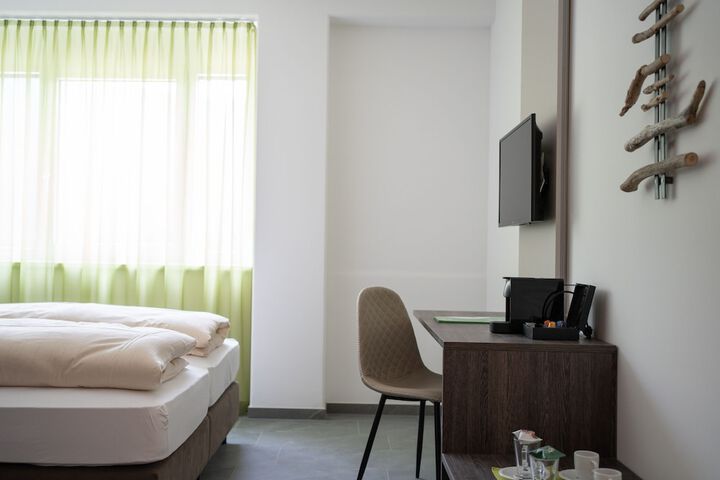 Room 33 of 90