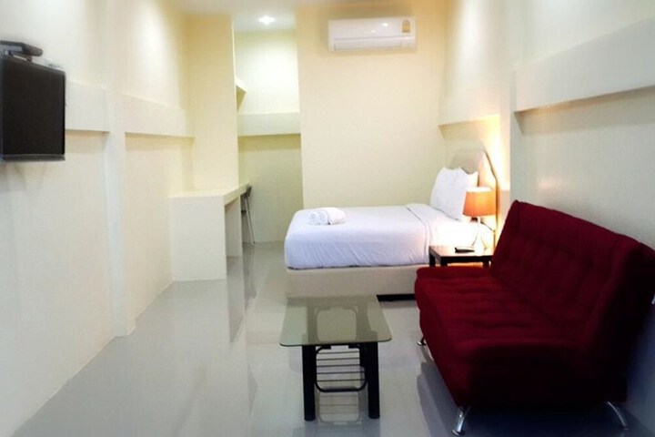 Room 6 of 28