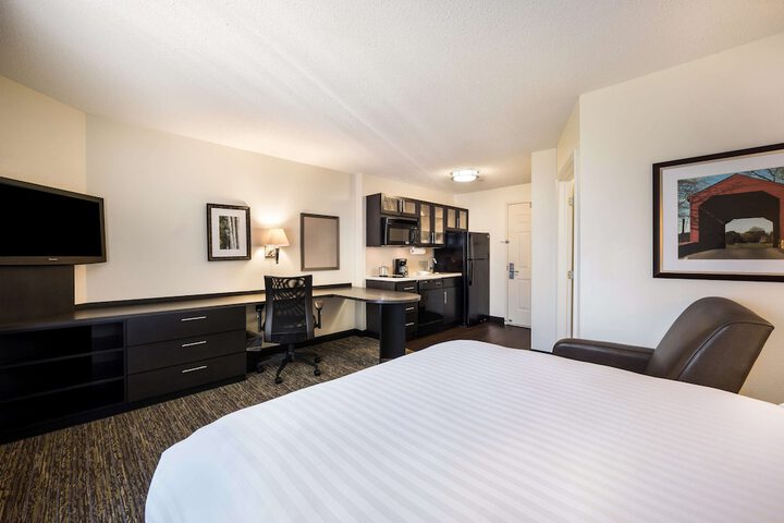 SONESTA SIMPLY SUITES CHICAGO O'HARE AIRPORT - Schiller Park IL 4021 North  Mannheim Rd. 60176