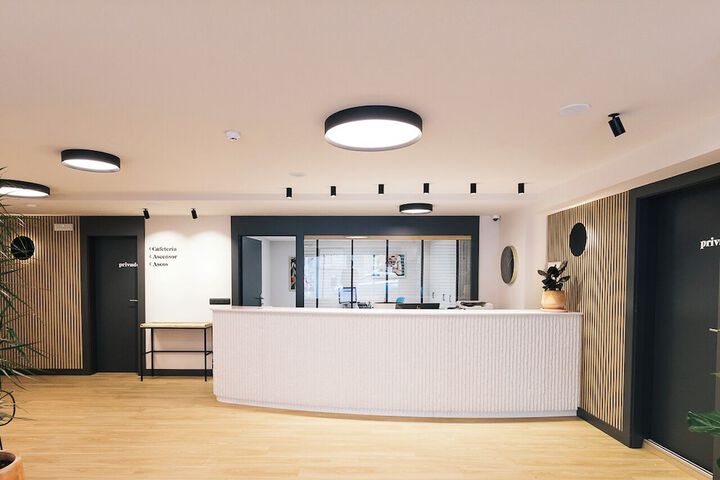 Check-in/check-out kiosk
