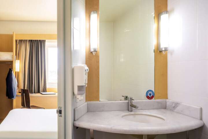 Room 18 of 37
