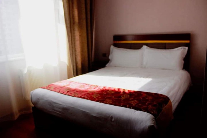 Room 6 of 13