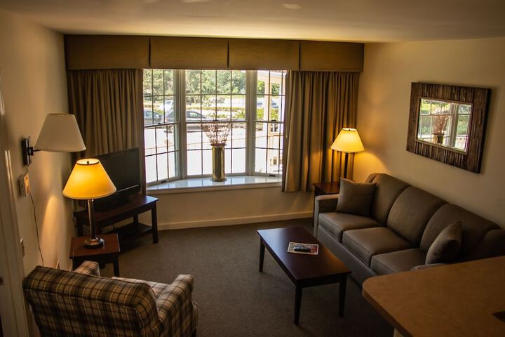 1 Bedroom Suite King Bed with Sofa (2 of 8)