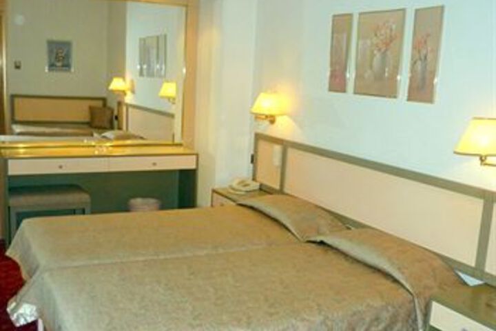 Room 4 of 10