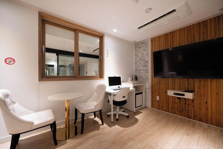 Room 62 of 74