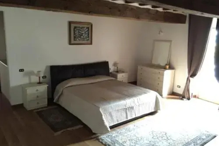 Room 6 of 10