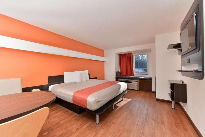 1 King Bed (4 of 12)