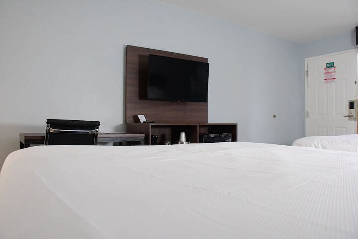 1 King Bed (5 of 10)