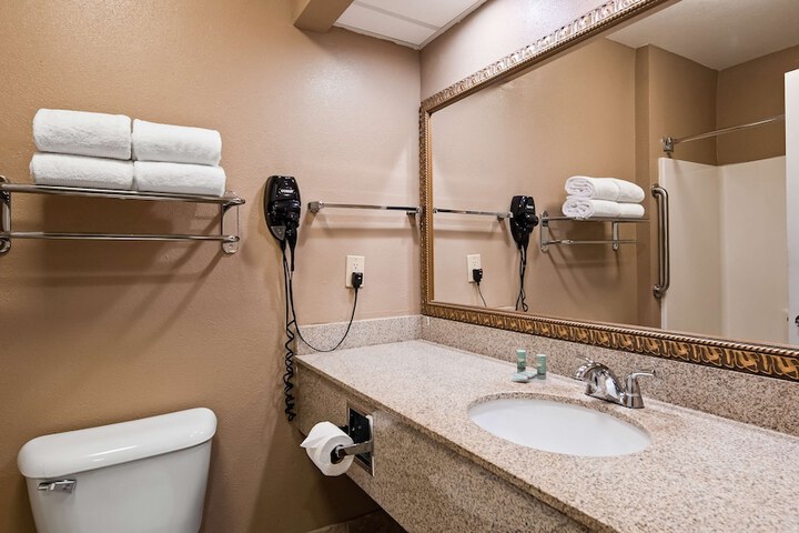 1 King Bed Sofa For Sitting Microwave and Refrigerator Oversized Room Desk Continental Breakfast (9 of 17)