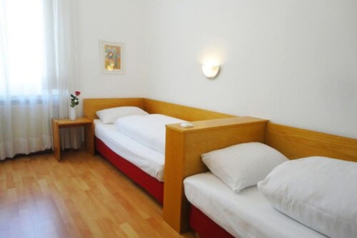 Room 13 of 34