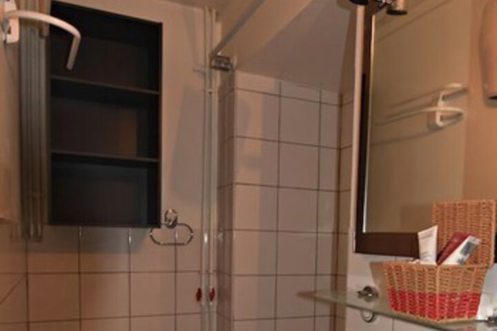 Room 2 of 10