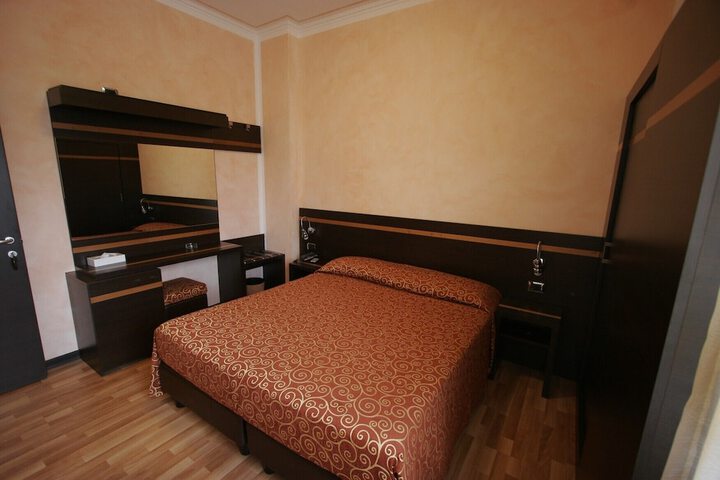 Room 12 of 25