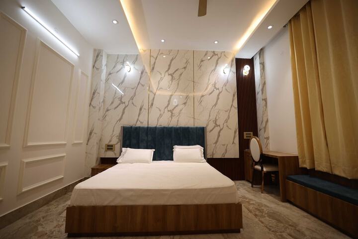 Room 9 of 14