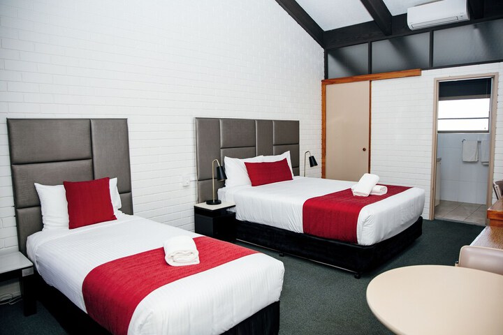 Room 9 of 33