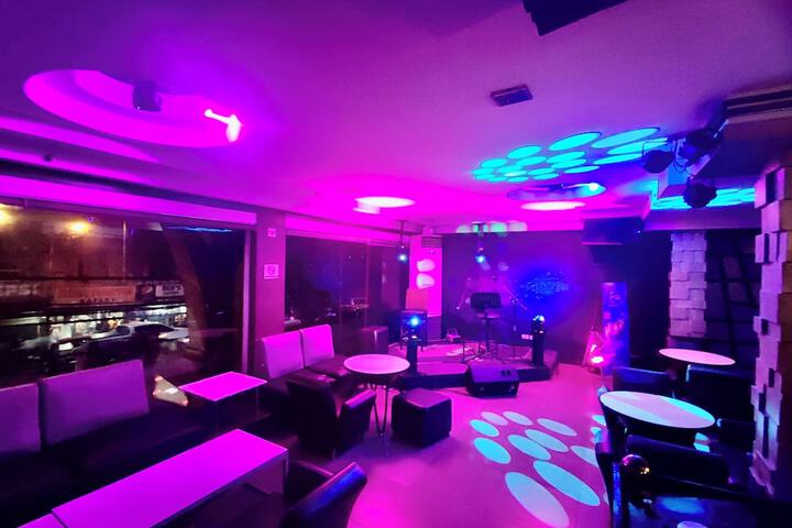 Lounge 24 of 29