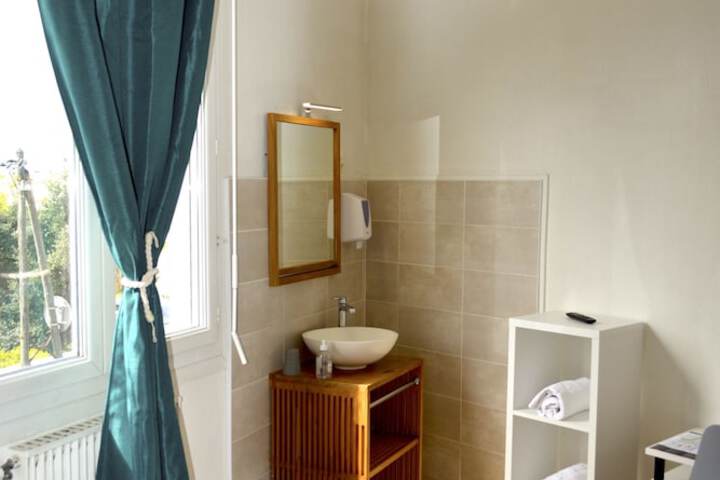 Room 10 of 32