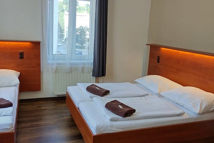Room 9 of 25