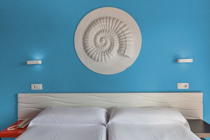 Room 4 of 27