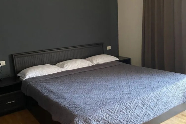 Room 4 of 8
