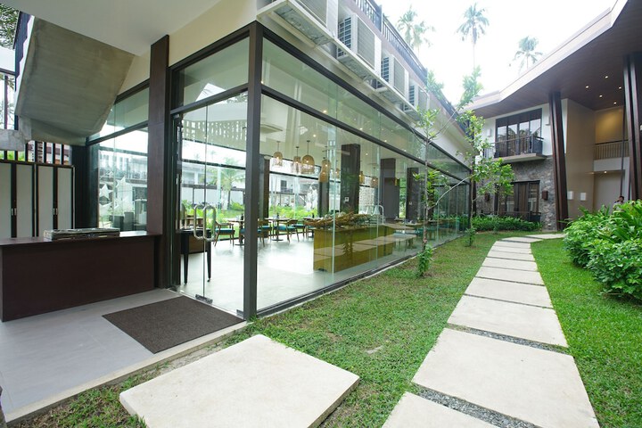 Hotel Exterior 29 of 34
